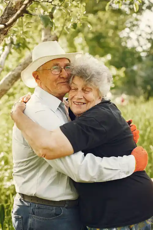 Casal de idosos abraçados e sorrindo, representando a segurança de conhecer os direitos previdenciários
