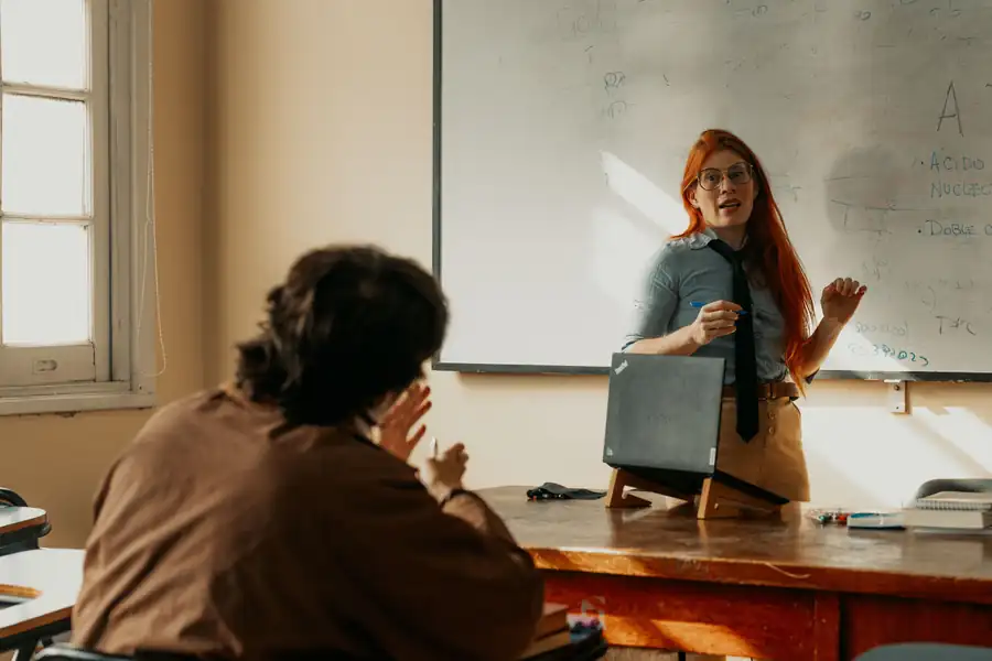 Professora explicando conteúdo em sala de aula, exemplo de atividade de magistério com regras próprias de aposentadoria