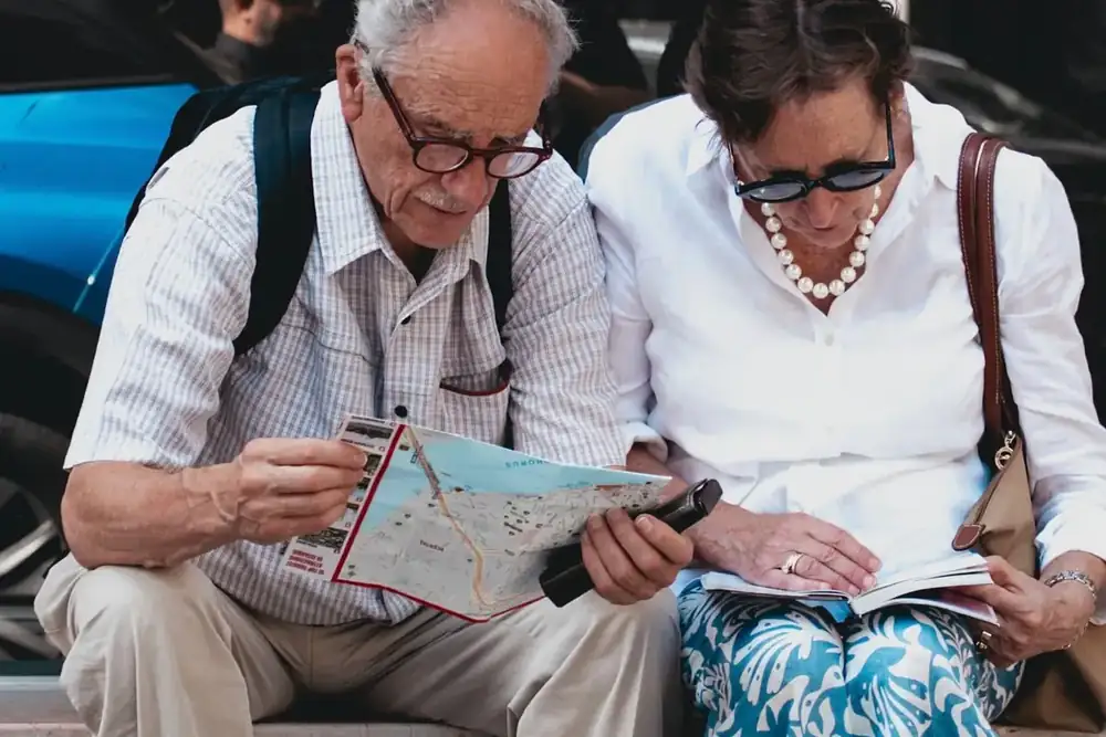 Casal de idosos analisando um mapa, representando o planejamento previdenciário antes da aposentadoria