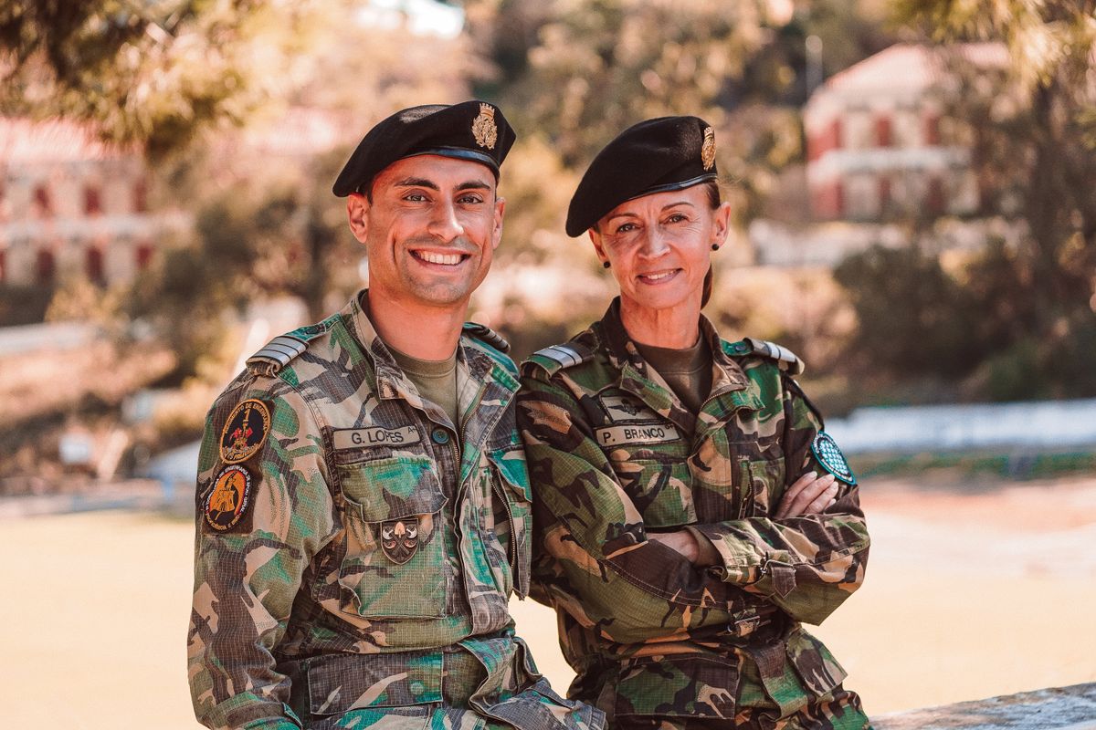 Militar e militar feminina sorrindo em uniforme camuflado